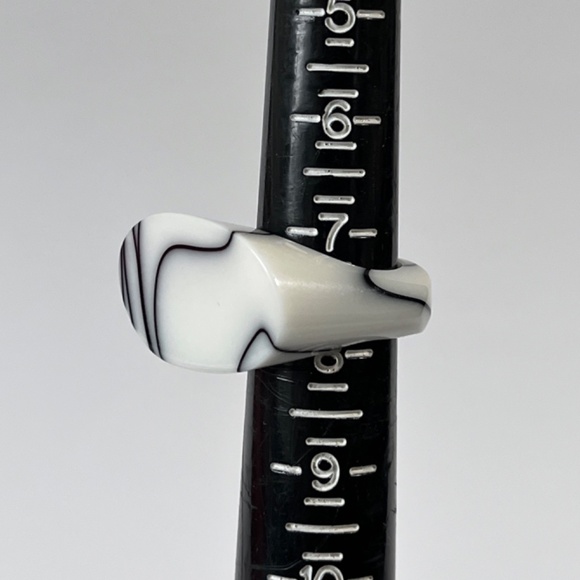 Vintage Lucite Ring Chunky White Black Marble Swirl Statement Unisex Acrylic J - Picture 4 of 15